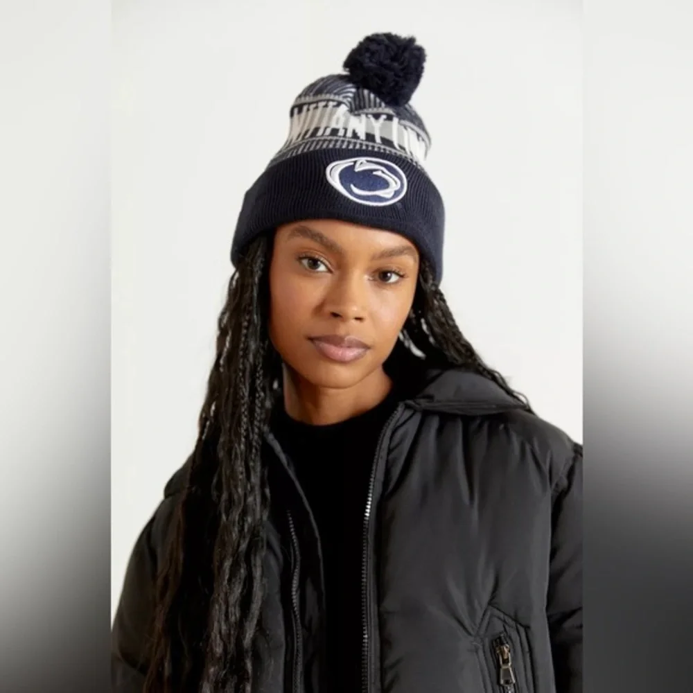 UO-New Era College Pompom Beanie
